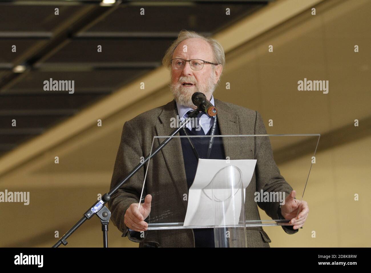 Brandenburg: Brandenburg: Das Foto zeigt den ehemaligen Bundespräsidenten D. Dr. h.c. Wolfgang Thierse, Vorsitzender des Kuratoriums der Bundeskanzler-Willy-Brandt-Stiftung, während seiner Rede bei der feierlichen Enthüllung der Willy-Brandt-Mauer am neuen Flughafen BER in Schönefeld. (Foto: Simone Kuhlmey/Pacific Press) Quelle: Pacific Press Media Production Corp./Alamy Live News Stockfoto