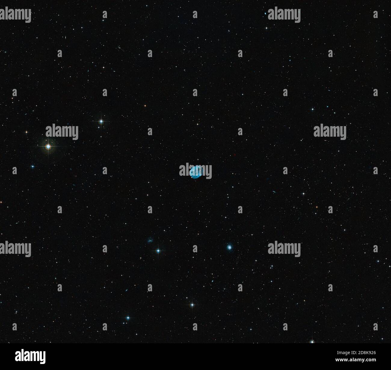 Washington, Usa. Oktober 2020. Dieses Bild, das aus Bildern des Digitalised Sky Survey 2 erstellt und am 30. Oktober 2020 veröffentlicht wurde, zeigt den Himmel um NGC 246, den Schädelnebel, der in der Mitte des Rahmens blau zu sehen ist. Der Schädelnebel, auch bekannt als NGC 246, liegt etwa 1600 Lichtjahre von der Erde entfernt im südlichen Sternbild Cetus (der Wal) und ist der erste, der bekanntermaßen mit einem Paar eng gebundener Sterne assoziiert ist, die von einem dritten äußeren Stern umkreist werden. Foto von European Southern Observatory/UPI Credit: UPI/Alamy Live News Stockfoto