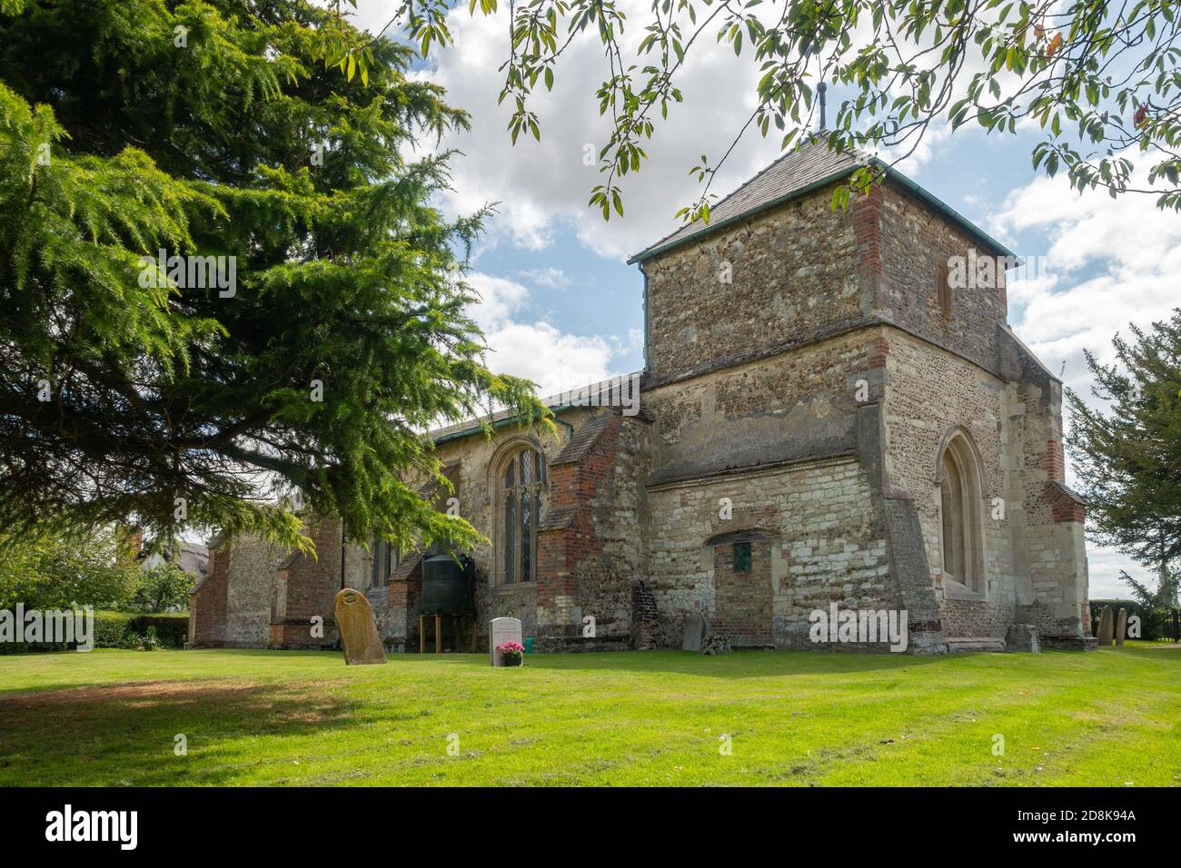 Die Pfarrkirche St. Guthlac in Astwick, Bedfordshire stammt aus dem 15. Jahrhundert. Eine Besonderheit ist ein aus dem Dach ragende Schornstein. Stockfoto