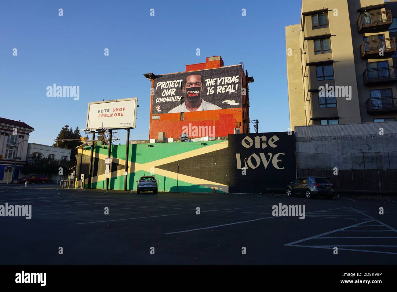 Plakatwände in der Innenstadt von Oakland, CA, USA. Plakatwand für schwarze Gemeinschaft, um covid öffentliches Gesundheitsbewusstsein zu erhöhen. Schwarze Leben Sind Wichtig. Virus ist real. Stockfoto