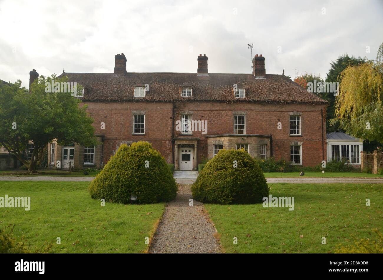 Die Ostseite des Herrenhauses in Risley, Derbyshire, Großbritannien. Einst die Heimat des Entdeckers Sir Hugh Willoughby. Jetzt ein Hotel; das Risley Hall Hotel (2020). Stockfoto