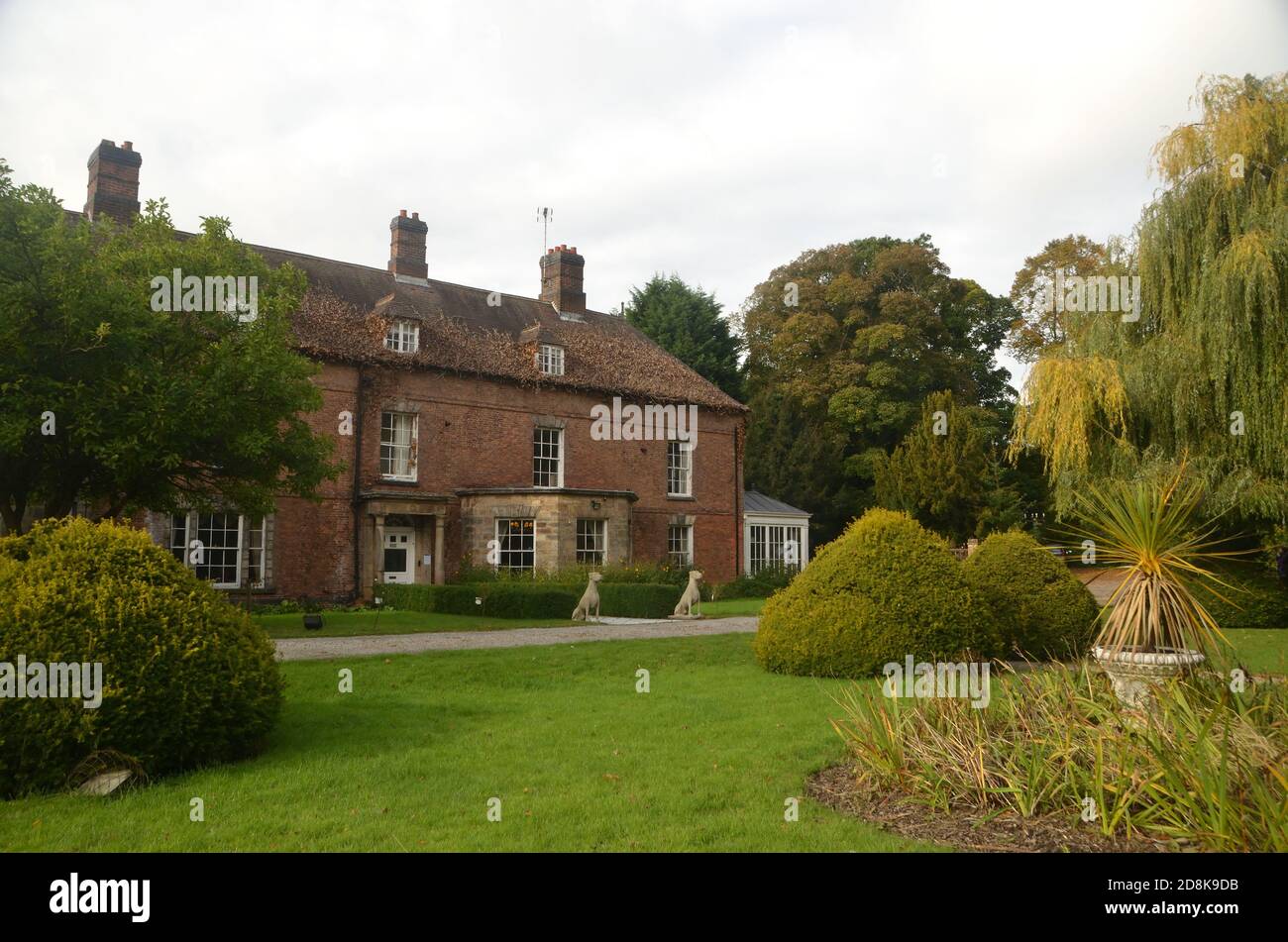 Die Ostseite des Herrenhauses in Risley, Derbyshire, Großbritannien. Einst die Heimat des Entdeckers Sir Hugh Willoughby. Jetzt ein Hotel; das Risley Hall Hotel (2020). Stockfoto