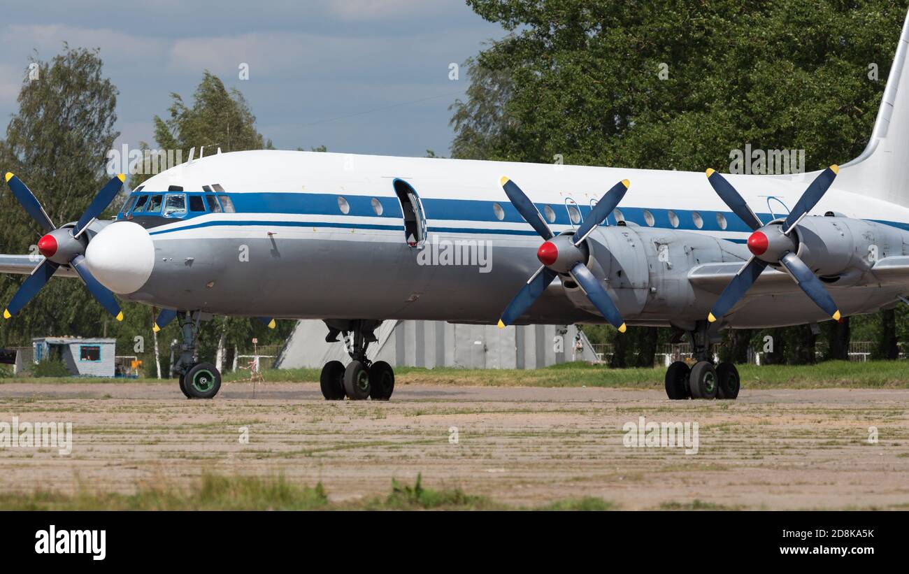 Altes sowjetisches ziviles Propellerflugzeug. Russische Turboprop alte Flugzeuge Parken am Flughafen. Luftfahrt, Luftwaffe Konzept Stockfoto