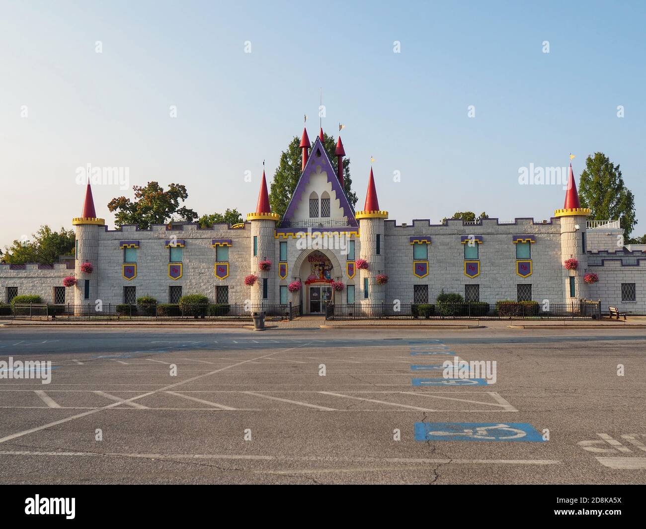 LANCASTER, PENNSYLVANIA - 22. SEPTEMBER 2020: Das mittelalterliche Schloss am Eingang zum Dutch Wonderland, ein familienorientierter Vergnügungspark in den s Stockfoto