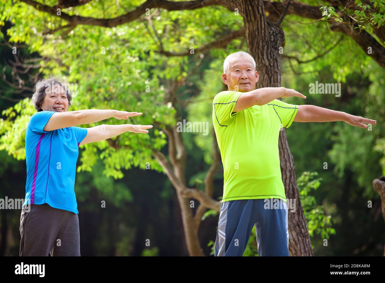 Glückliches Seniorenpaar beim Training im Naturpark Stockfoto