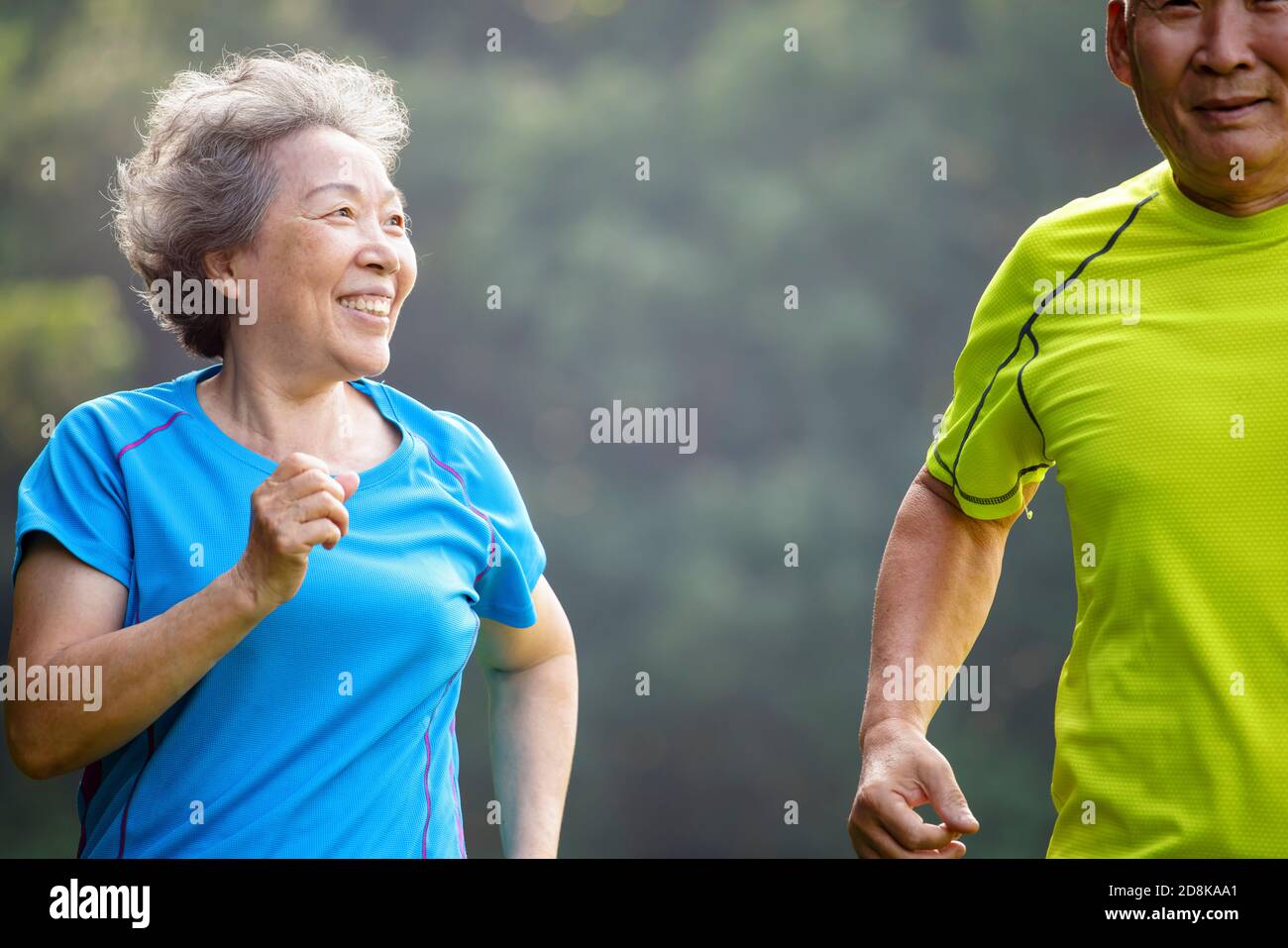 Happy Senior paar Joggen im Naturpark Stockfoto