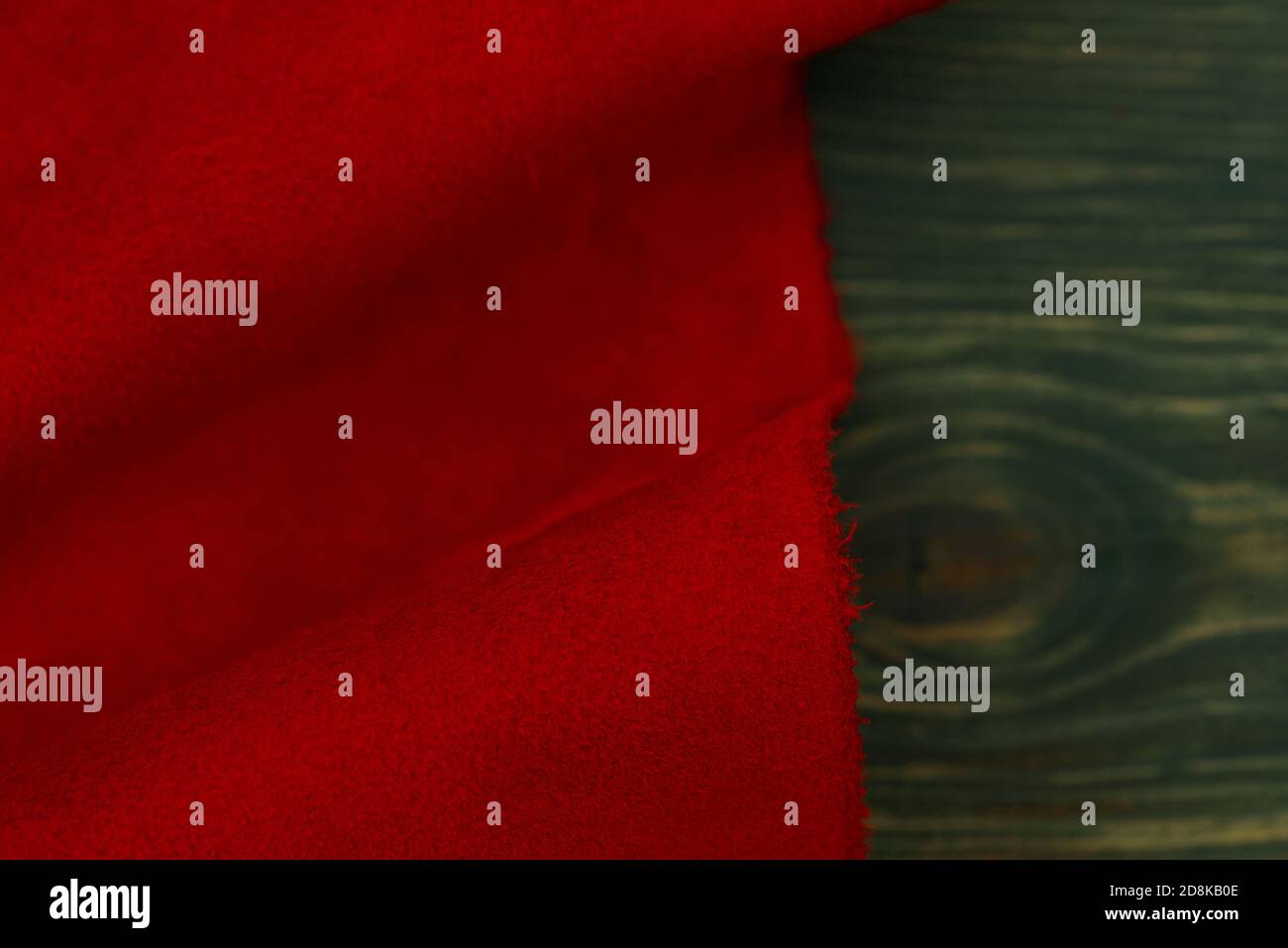 Rot matt Hintergrund aus Wildleder Stoff, Nahaufnahme. Samtstruktur aus nahtlosem Leder. Makro Filzmaterial. Stockfoto