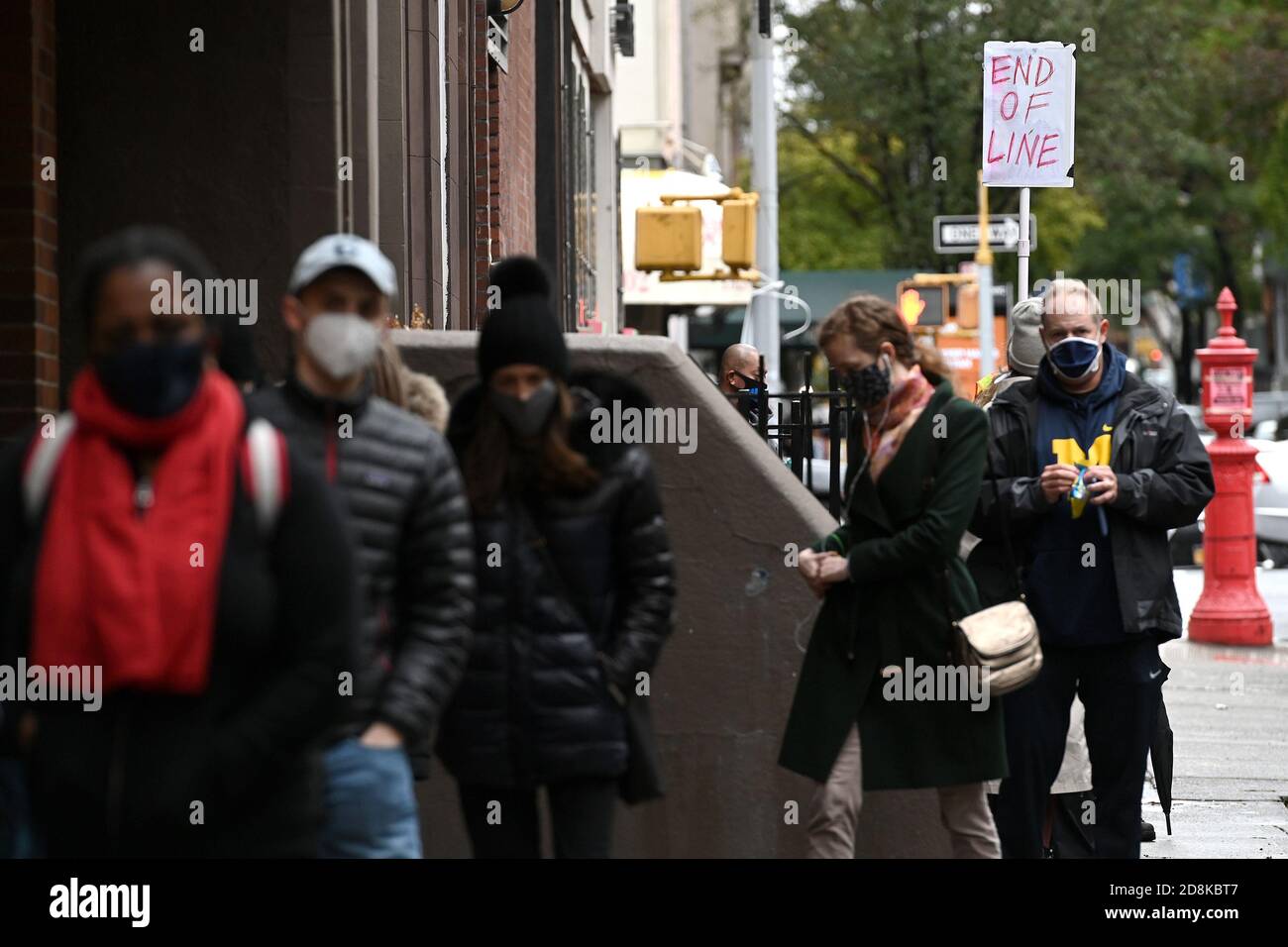 New York City, USA. Oktober 2020. Registrierte Wähler warten in langen Reihen, die um den Block vor der Robert Wagner Mittelschule gewickelt sind, um an der vorzeitigen Abstimmung für die Präsidentschaftswahlen 2020 teilzunehmen, New York, NY, 30. Oktober 2020. Die Schule und andere Wahlstandorte der Upper East Side wurden durch lange Linien und weniger als notwendige Wahlscanner überlastet. (Anthony Behar/Sipa USA) Quelle: SIPA USA/Alamy Live News Stockfoto