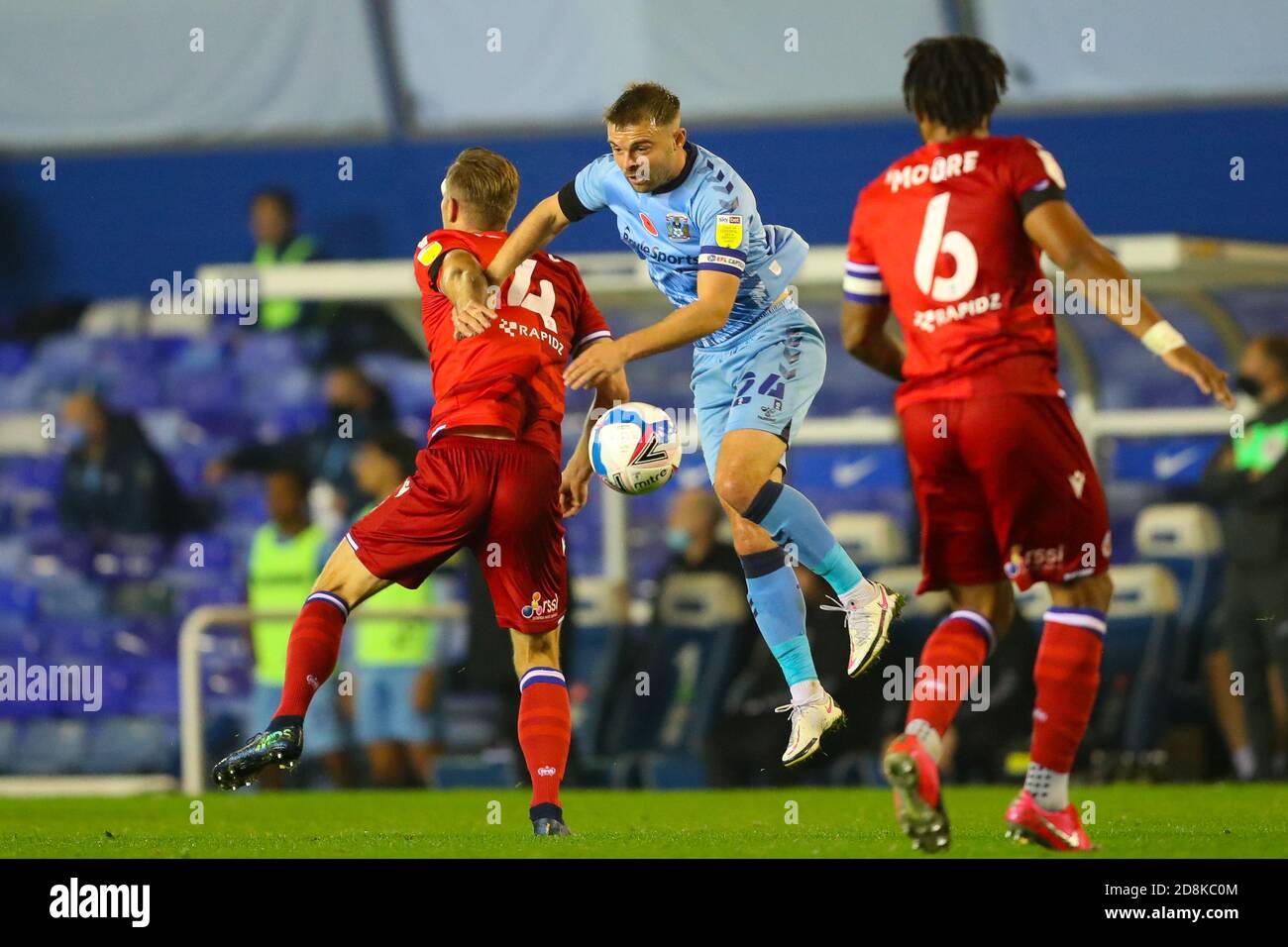 Birmingham, Großbritannien. Oktober 2020. Matt Godden von Coventry City und Michael Morrison von Reading treten am 30. Oktober 2020 beim Sky Bet Championship-Spiel zwischen Coventry City und Reading in St. Andrews, Birmingham, England, in der Luft an. Foto von Nick Browning/Prime Media Images. Kredit: Prime Media Images/Alamy Live Nachrichten Stockfoto