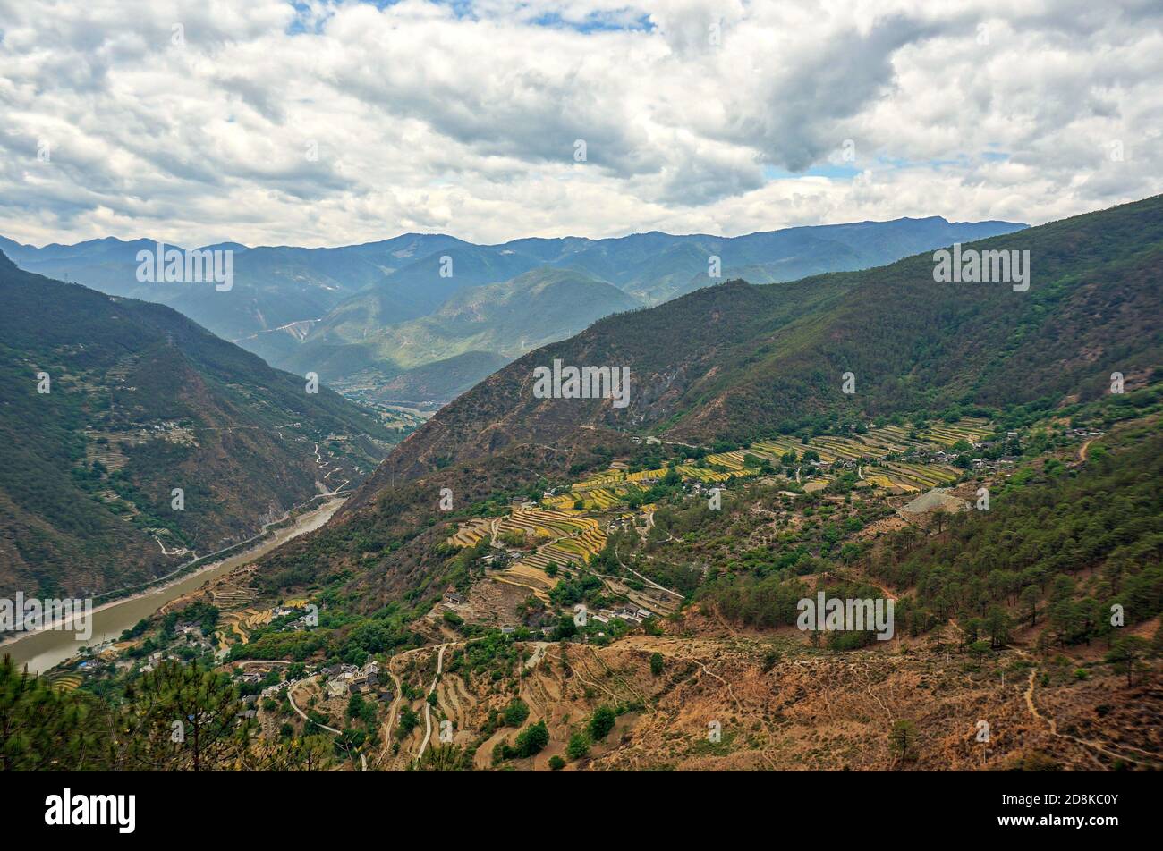 Landschaftlich schöner Blick auf Reisplantage in China Mountains. Große Berge unter bewölktem Himmel Stockfoto