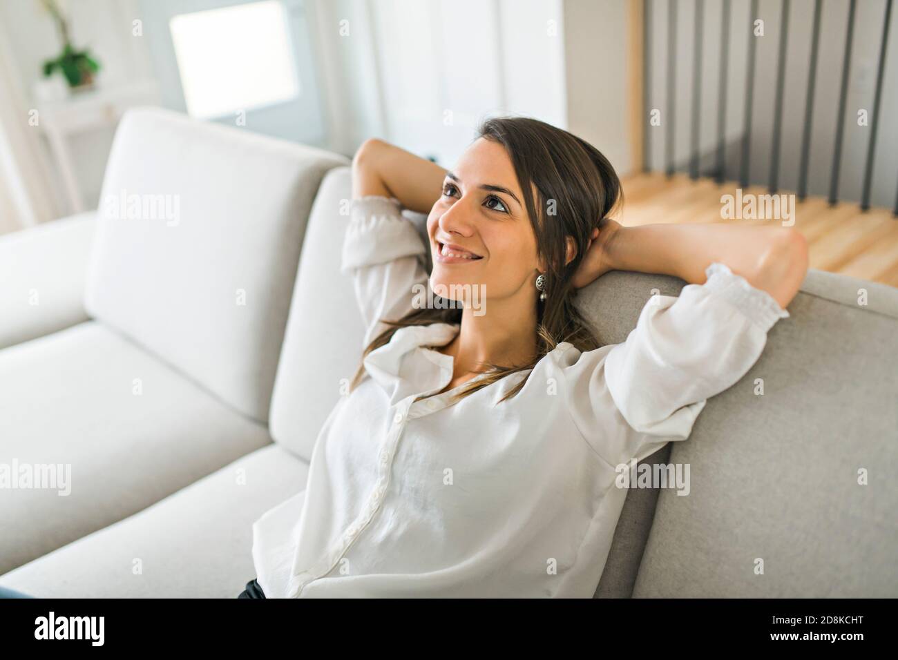 Entspannen Sie Brünette mit gute Zeit auf dem Wohnzimmer Stockfoto