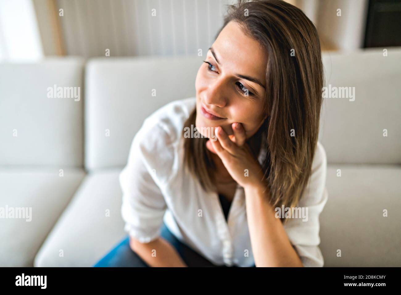 Brunette mit gute Zeit auf dem Wohnzimmer Stockfoto