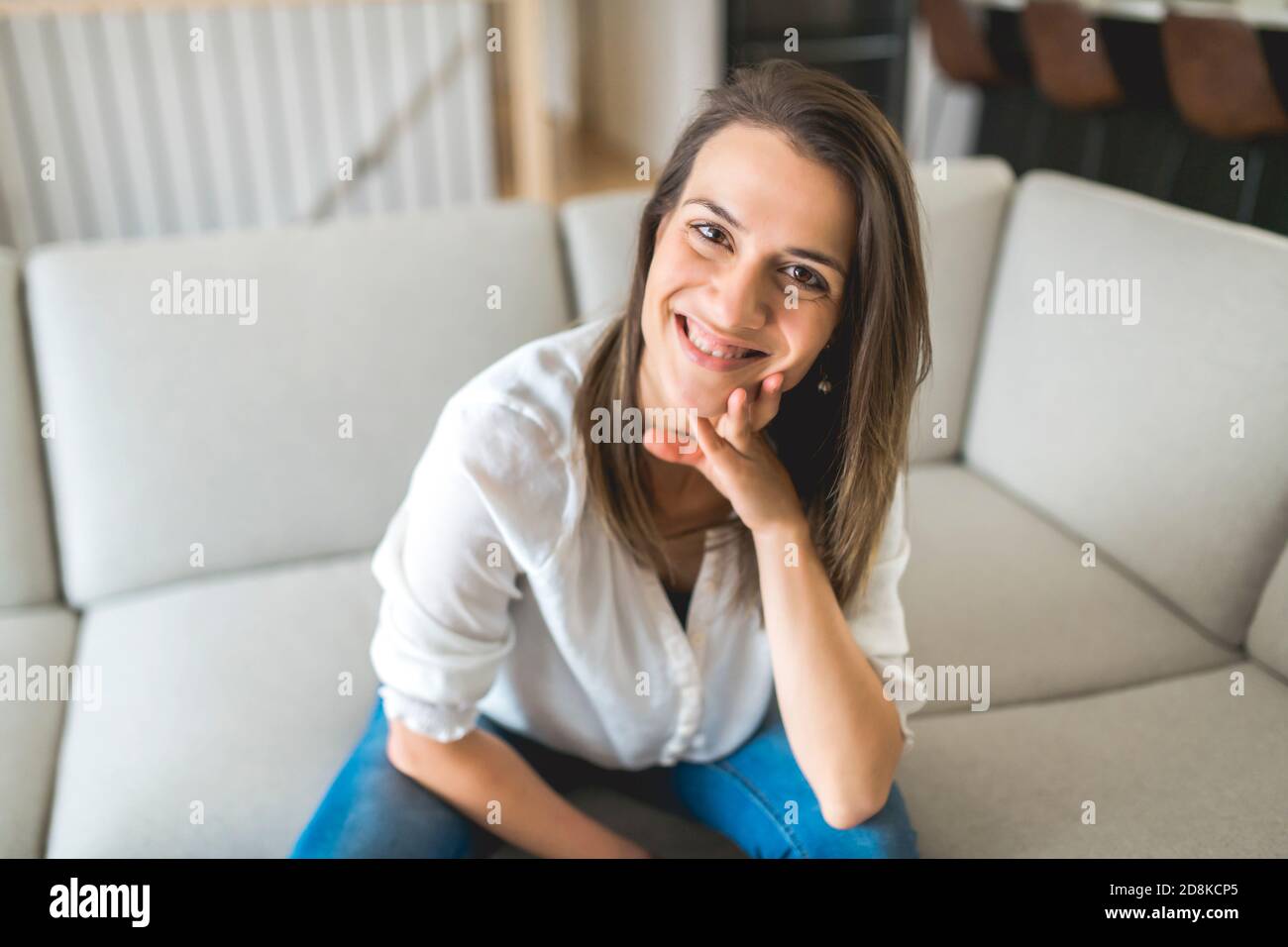 Brunette mit gute Zeit auf dem Wohnzimmer Stockfoto