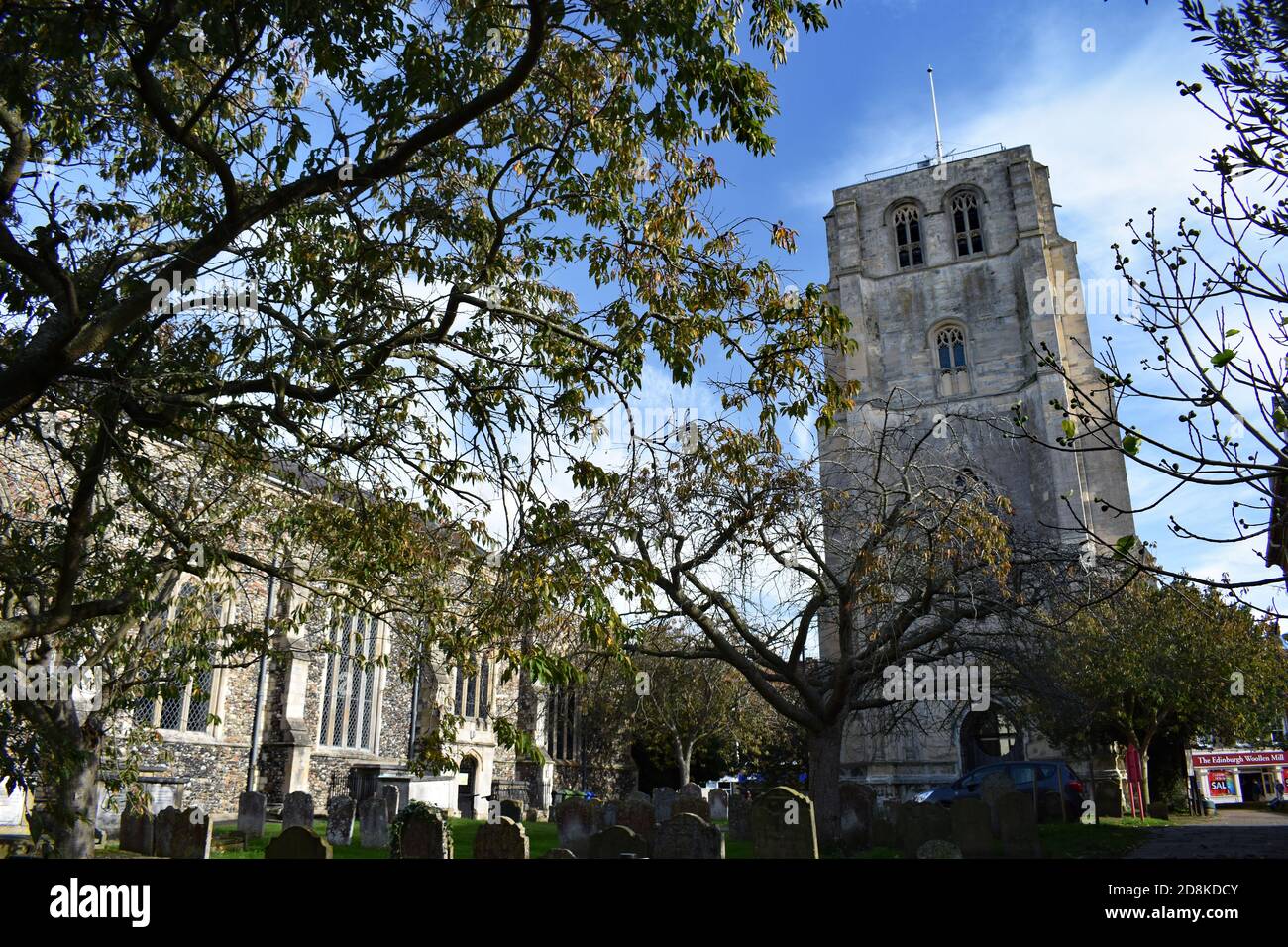 St. Michaels Kirche in Beccles, Suffolk, England. Das denkmalgeschützte Gebäude verfügt über einen separaten freistehenden Glockenturm. Grabsteine sind zu sehen. Stockfoto