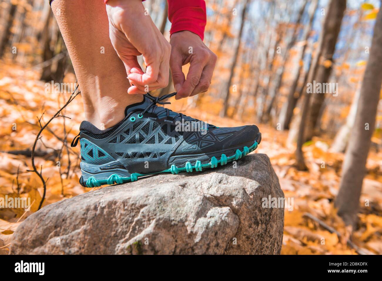 Laufsport-Konzept.Nahaufnahme der Frau barfuß Laufschuhe. Frauen joggen im  Herbst Stockfotografie - Alamy