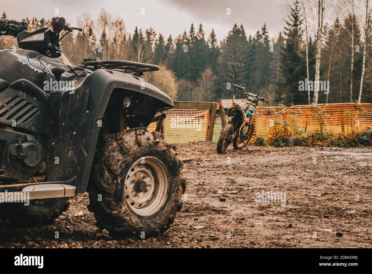 Ein Quad und ein Motorrad im Schlamm. Stockfoto