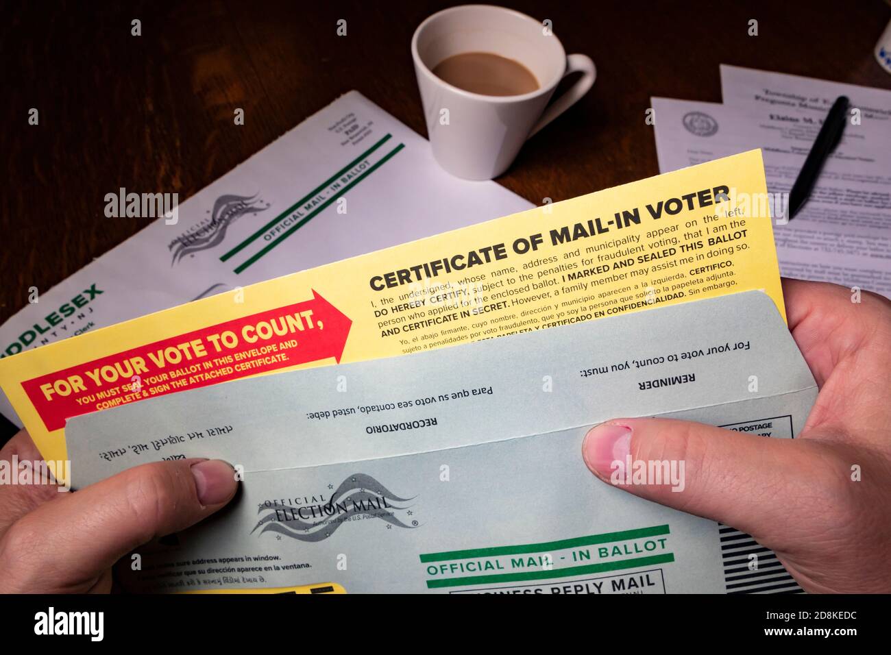 Hände mit offiziellem Briefwahlzettel für die US-Parlamentswahlen 2020; Schwerpunkt auf "WAHLBESCHEINIGUNG" Stockfoto