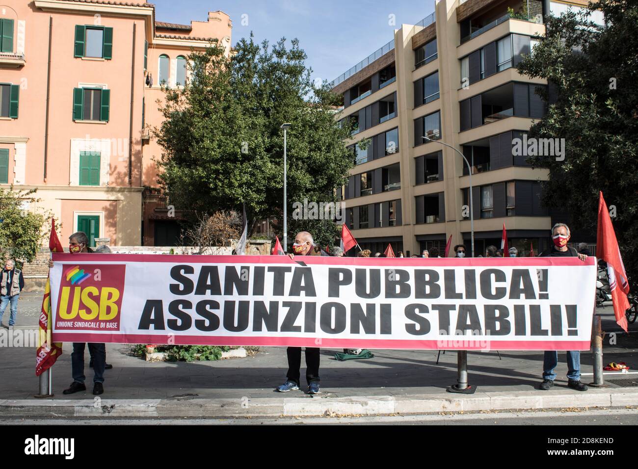 Rom, Italien. Oktober 2020. Grundlegende Gewerkschaften und Studenten auf den Straßen in ganz Italien, unter dem Sitz der Regionen. Der marsch will die öffentliche Gesundheit, die Einstellung von Ärzten und Krankenschwestern. Nur so kann Covid-19 wirklich bekämpft werden. (Foto von Elisa Bianchini/Pacific Press) Quelle: Pacific Press Media Production Corp./Alamy Live News Stockfoto