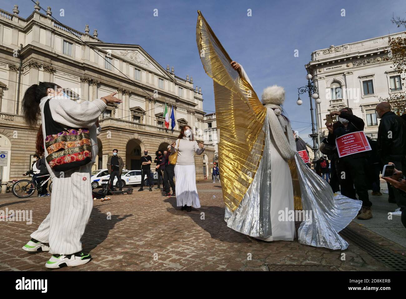 Mailand, Italien. Oktober 2020. Demonstration, auf der Piazza della Scala in Mailand, organisiert von Vereinigungen der Arbeiter der italienischen Unterhaltungswelt, Theater, Kino, Musik, Zirkus, Tanz gegen die Schließung von Theatern, Kinos, Tanz-und Konzertsälen zu protestieren. (Foto: Luca Ponti/Pacific Press) Quelle: Pacific Press Media Production Corp./Alamy Live News Stockfoto