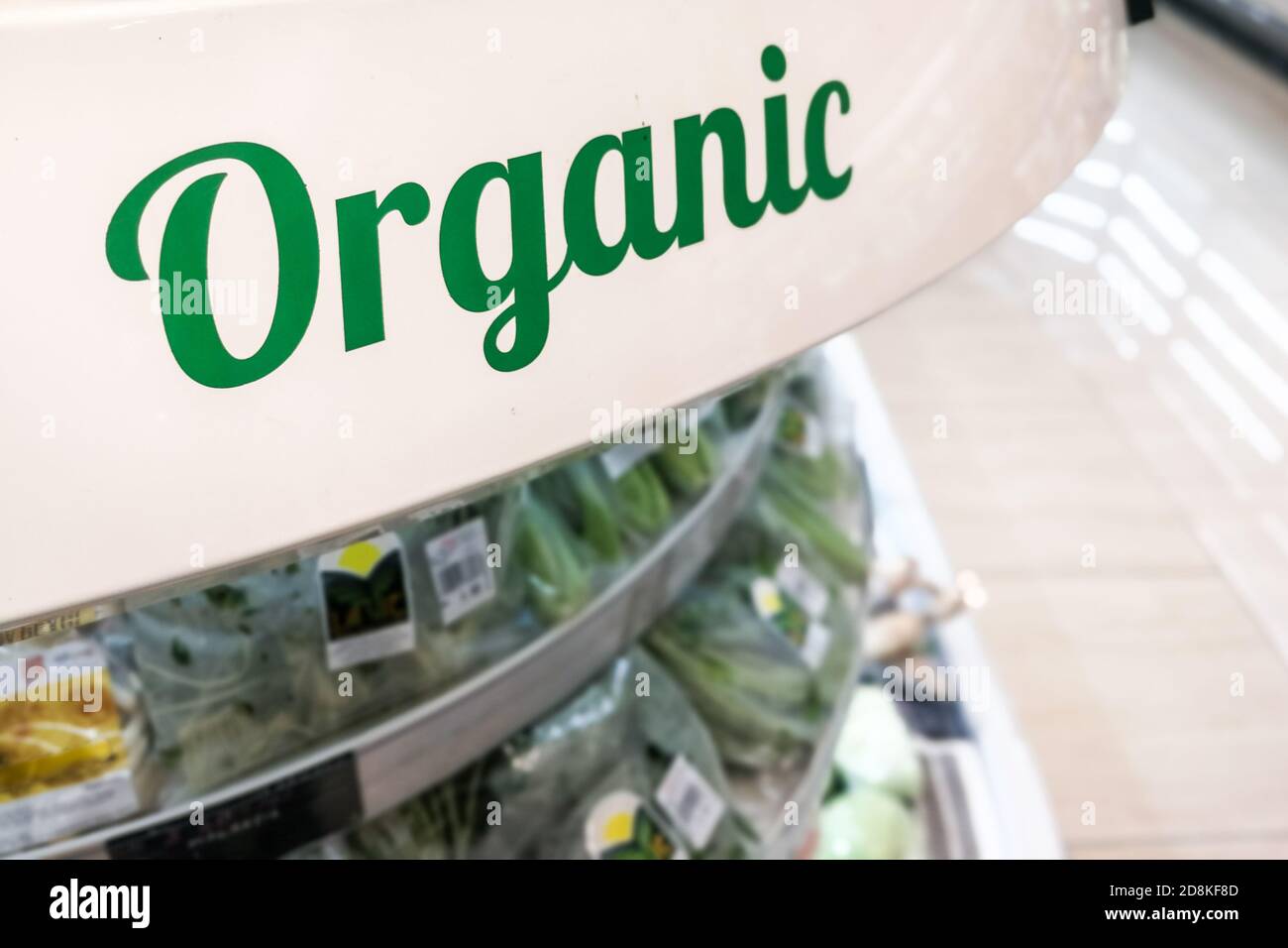 Bio-Produkte Gemüse Obst Gang mit Beschilderung Wort im Supermarkt Stockfoto