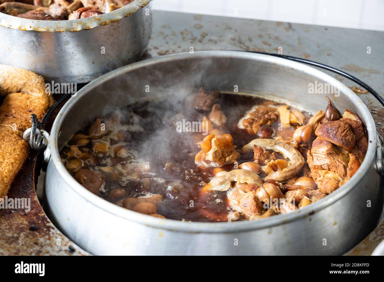 Pot von bak kut teh wird gekocht, bestehend aus Schweinefleisch und Kräutersuppe Stockfoto