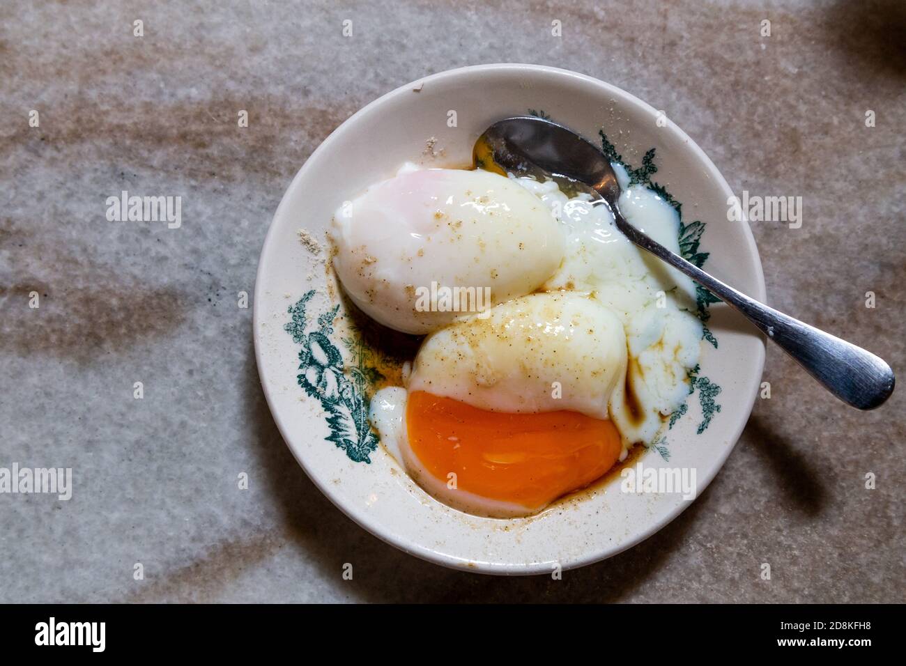 Halbgekochte Eier, nahrhaftes und beliebtes chinesisches Frühstück in Malaysia Stockfoto