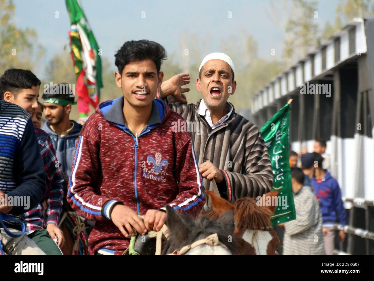 Anantnag, Indien. Okt. 2020. Kashmiri Muslim Teilnahme an Eid Milad-un-Nabi Prozession am Stadtrand von Anantnag Bezirk am 30. Oktober 2020. Eid-e-Milad, auch genannt Maulid oder Mawlid, wird gefeiert durch Gesang Hymnen in Lob des Propheten. Die Sunniten und die Schiiten feiern den Tag anders. (Foto von Aasif Shafi/Pacific Press) Quelle: Pacific Press Media Production Corp./Alamy Live News Stockfoto