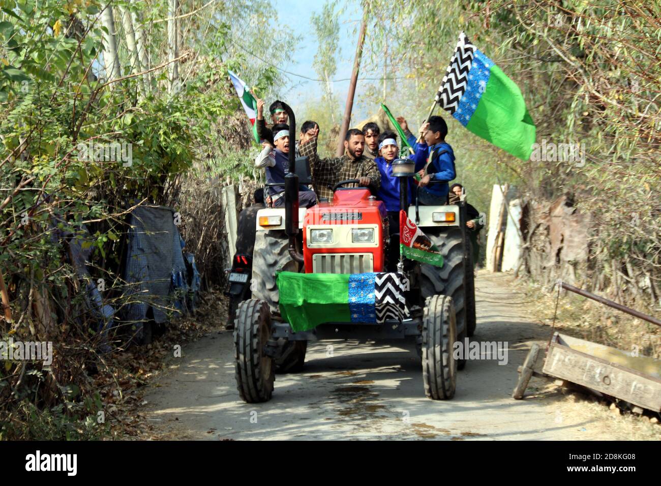 Anantnag, Indien. Okt. 2020. Kashmiri Muslim Teilnahme an Eid Milad-un-Nabi Prozession am Stadtrand von Anantnag Bezirk am 30. Oktober 2020. Eid-e-Milad, auch genannt Maulid oder Mawlid, wird gefeiert durch Gesang Hymnen in Lob des Propheten. Die Sunniten und die Schiiten feiern den Tag anders. (Foto von Aasif Shafi/Pacific Press) Quelle: Pacific Press Media Production Corp./Alamy Live News Stockfoto
