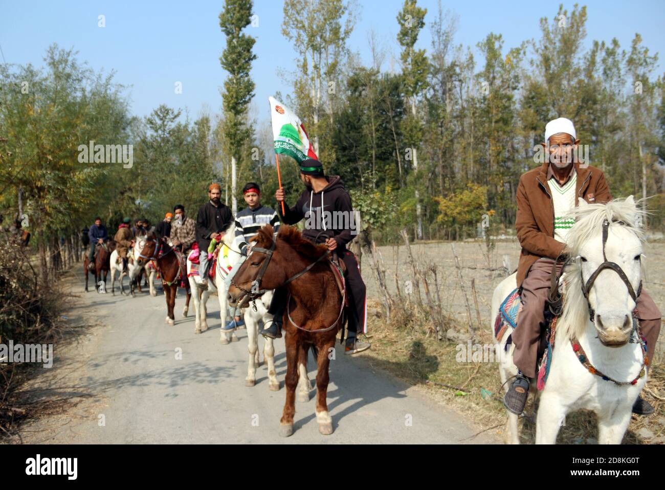 Anantnag, Indien. Okt. 2020. Kashmiri Muslim Teilnahme an Eid Milad-un-Nabi Prozession am Stadtrand von Anantnag Bezirk am 30. Oktober 2020. Eid-e-Milad, auch genannt Maulid oder Mawlid, wird gefeiert durch Gesang Hymnen in Lob des Propheten. Die Sunniten und die Schiiten feiern den Tag anders. (Foto von Aasif Shafi/Pacific Press) Quelle: Pacific Press Media Production Corp./Alamy Live News Stockfoto