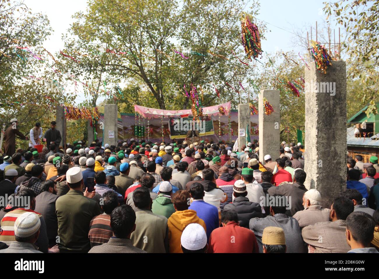 Anantnag, Indien. Oktober 2020. Kashmiri Muslim Teilnahme an Eid Milad-un-Nabi Prozession am Stadtrand von Anantnag Bezirk am 30. Oktober 2020. Eid-e-Milad, auch genannt Maulid oder Mawlid, wird gefeiert durch Gesang Hymnen in Lob des Propheten. Die Sunniten und die Schiiten feiern den Tag anders. (Foto von Aasif Shafi/Pacific Press) Quelle: Pacific Press Media Production Corp./Alamy Live News Stockfoto