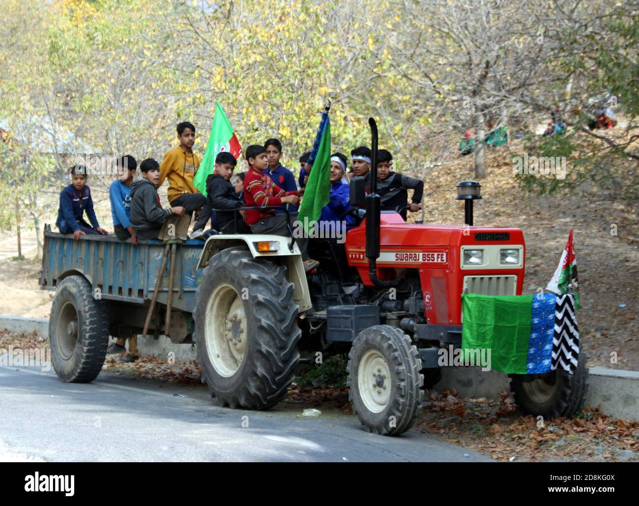 Anantnag, Indien. Oktober 2020. Kashmiri Muslim Teilnahme an Eid Milad-un-Nabi Prozession am Stadtrand von Anantnag Bezirk am 30. Oktober 2020. Eid-e-Milad, auch genannt Maulid oder Mawlid, wird gefeiert durch Gesang Hymnen in Lob des Propheten. Die Sunniten und die Schiiten feiern den Tag anders. (Foto von Aasif Shafi/Pacific Press) Quelle: Pacific Press Media Production Corp./Alamy Live News Stockfoto