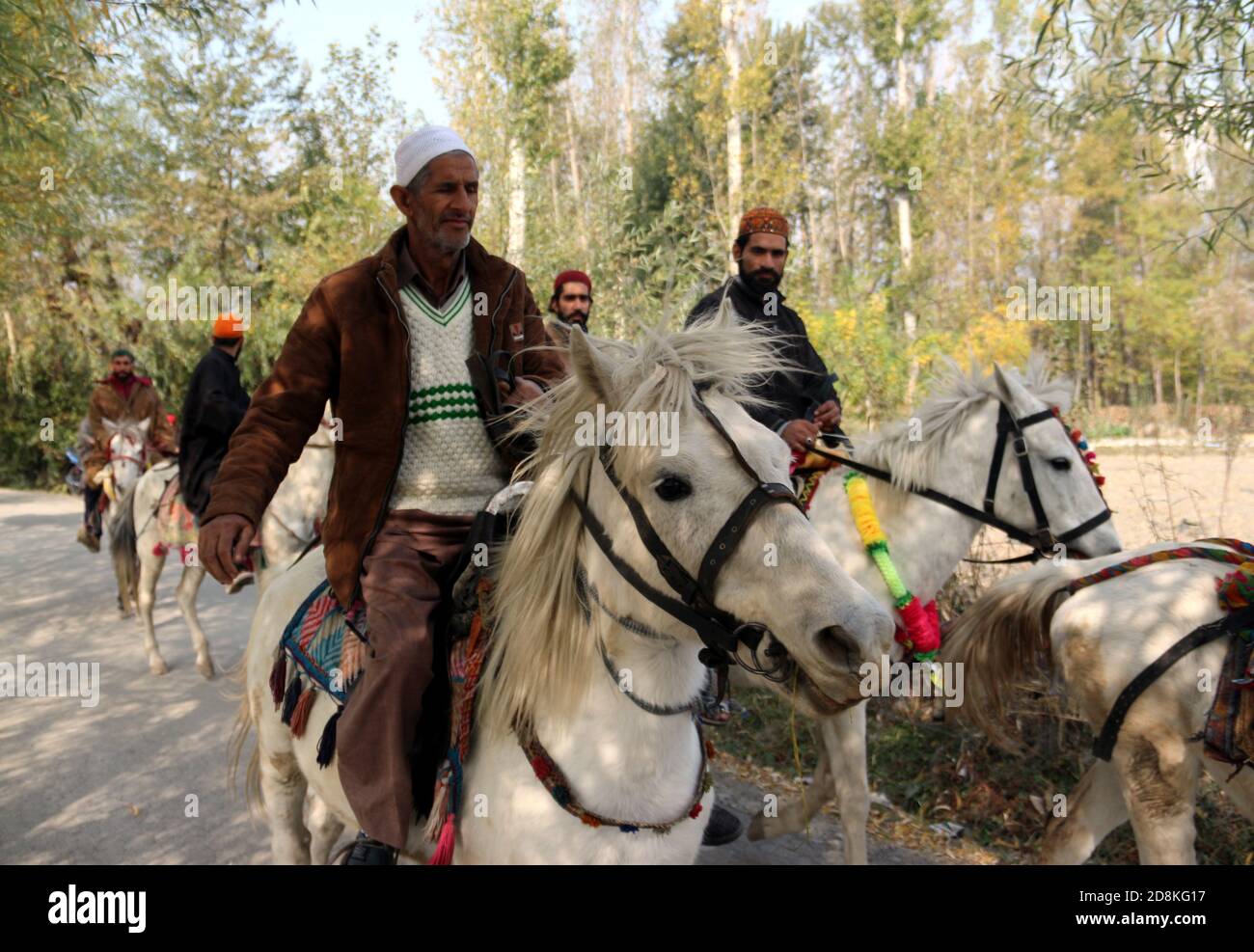 Anantnag, Indien. Okt. 2020. Kashmiri Muslim Teilnahme an Eid Milad-un-Nabi Prozession am Stadtrand von Anantnag Bezirk am 30. Oktober 2020. Eid-e-Milad, auch genannt Maulid oder Mawlid, wird gefeiert durch Gesang Hymnen in Lob des Propheten. Die Sunniten und die Schiiten feiern den Tag anders. (Foto von Aasif Shafi/Pacific Press) Quelle: Pacific Press Media Production Corp./Alamy Live News Stockfoto
