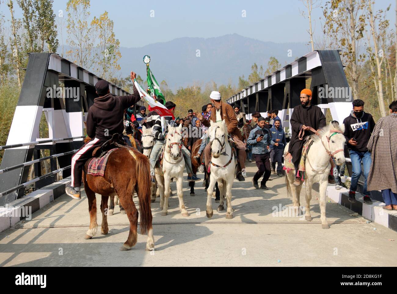 Anantnag, Indien. Okt. 2020. Kashmiri Muslim Teilnahme an Eid Milad-un-Nabi Prozession am Stadtrand von Anantnag Bezirk am 30. Oktober 2020. Eid-e-Milad, auch genannt Maulid oder Mawlid, wird gefeiert durch Gesang Hymnen in Lob des Propheten. Die Sunniten und die Schiiten feiern den Tag anders. (Foto von Aasif Shafi/Pacific Press) Quelle: Pacific Press Media Production Corp./Alamy Live News Stockfoto