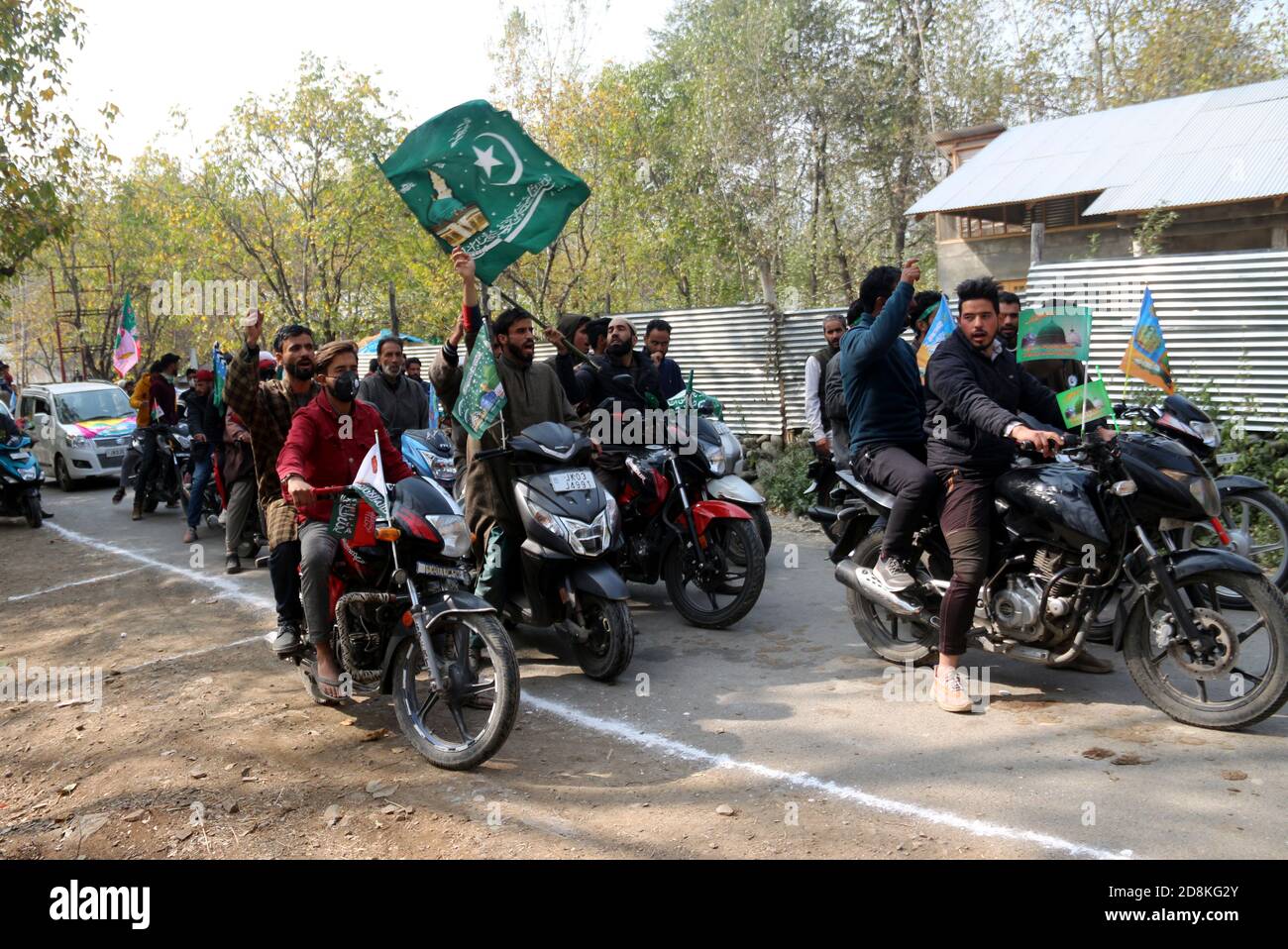 Anantnag, Indien. Okt. 2020. Kashmiri Muslim Teilnahme an Eid Milad-un-Nabi Prozession am Stadtrand von Anantnag Bezirk am 30. Oktober 2020. Eid-e-Milad, auch genannt Maulid oder Mawlid, wird gefeiert durch Gesang Hymnen in Lob des Propheten. Die Sunniten und die Schiiten feiern den Tag anders. (Foto von Aasif Shafi/Pacific Press) Quelle: Pacific Press Media Production Corp./Alamy Live News Stockfoto
