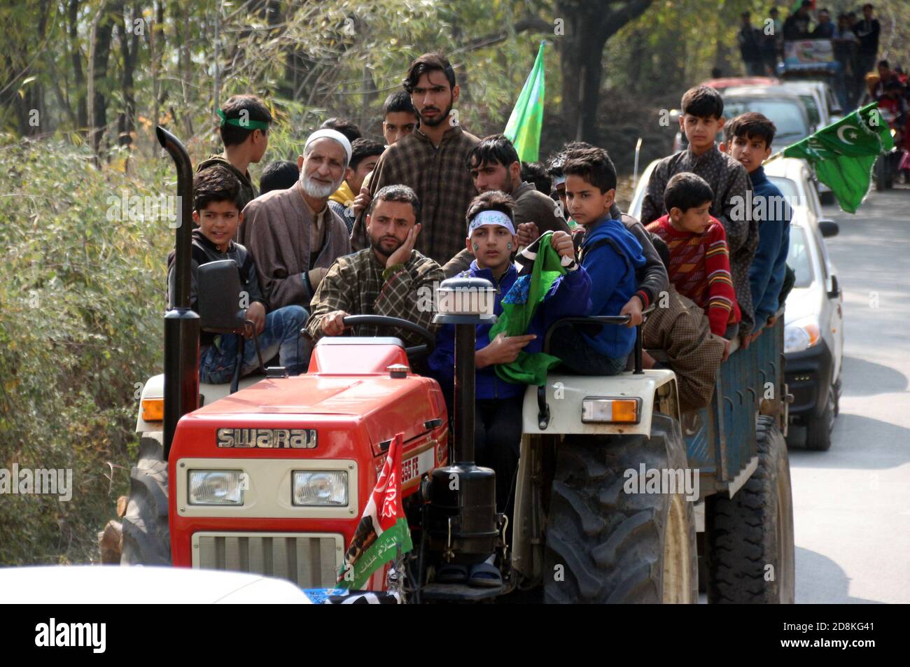 Anantnag, Indien. Okt. 2020. Kashmiri Muslim Teilnahme an Eid Milad-un-Nabi Prozession am Stadtrand von Anantnag Bezirk am 30. Oktober 2020. Eid-e-Milad, auch genannt Maulid oder Mawlid, wird gefeiert durch Gesang Hymnen in Lob des Propheten. Die Sunniten und die Schiiten feiern den Tag anders. (Foto von Aasif Shafi/Pacific Press) Quelle: Pacific Press Media Production Corp./Alamy Live News Stockfoto