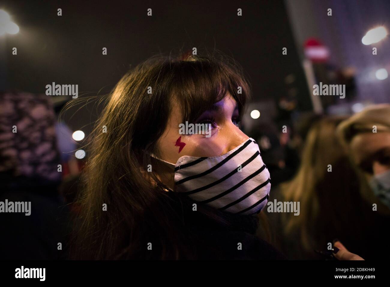 Warschau, Polen. Oktober 2020. Eine Protesterin mit Gesichtsmaske hat auf ihr Gesicht den roten Blitz gemalt - das Symbol des Frauenprotest.Zehntausende Menschen gingen zu einem neunten Tag in Folge auf die Straßen Polens, um gegen ein Verfassungsgericht zu protestieren, das ein nahezu totales Verbot verhängen würde Abtreibung in Polen. Demonstranten, angeführt von den Führern der Strajk Kobiet (Frauenstreik) Organisation, marschierten aus dem Zentrum von Warschau zum Haus der Führerin der PiS (Law and Justice) Regierungspartei Jaroslaw Kaczynski. Kredit: SOPA Images Limited/Alamy Live Nachrichten Stockfoto