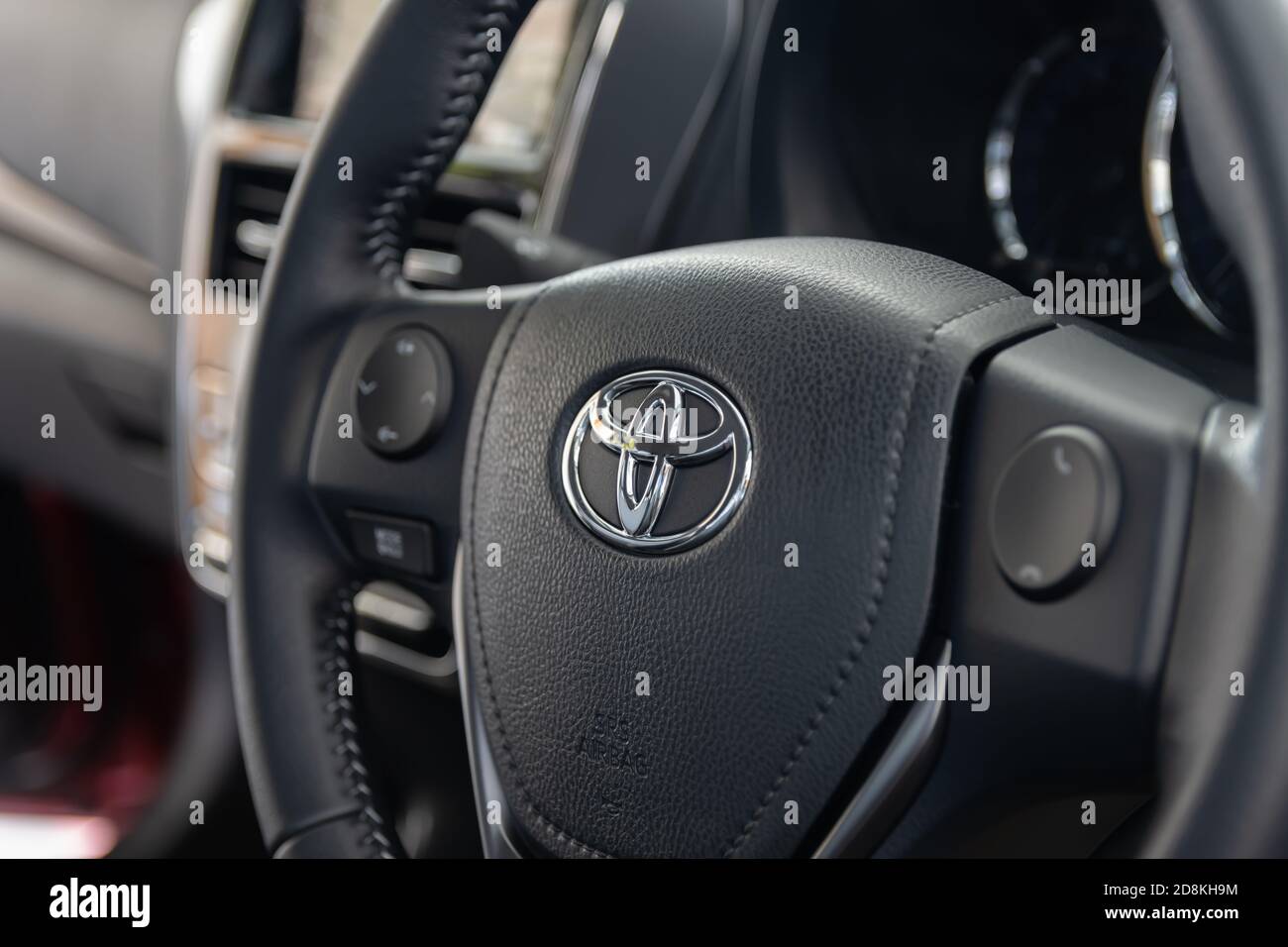 Phayao, Thailand - 13. Sep 2020: Zoom Lenkrad und Auto Armaturenbrett und Auto Konsole von Toyota Yaris Ativ 2020 Stockfoto