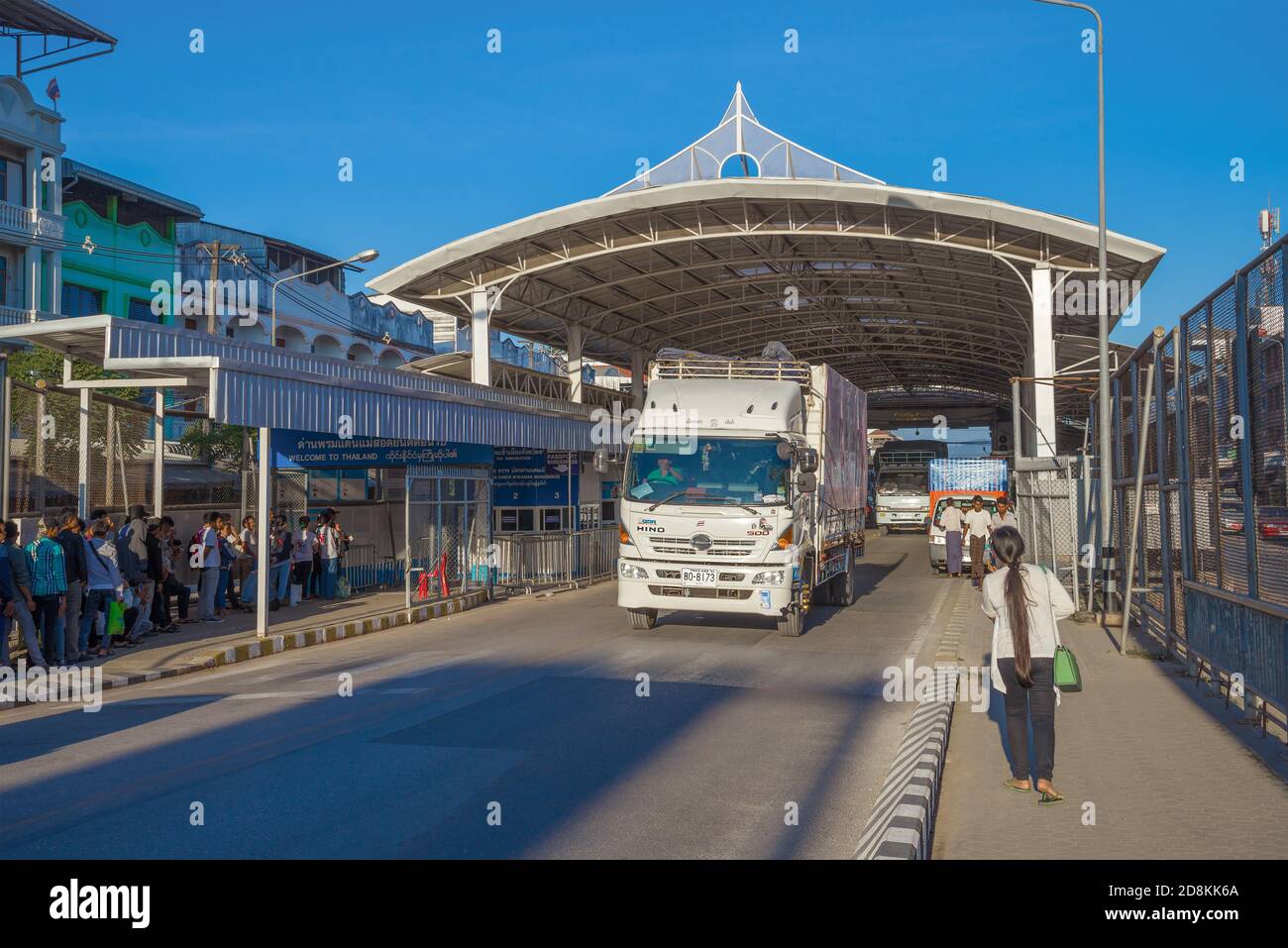 MAE SOT, THAILAND - 28. DEZEMBER 2016: Thailändischer Grenzübergang an der Grenze zu Myanmar an einem sonnigen Morgen Stockfoto