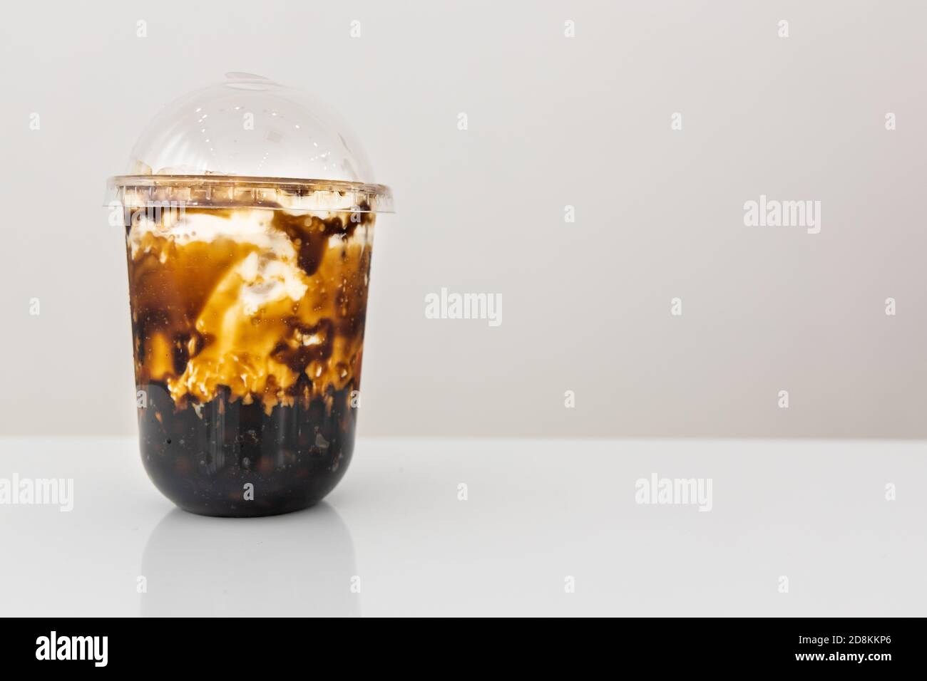 Boba oder Bubble Tee mit braunem Zucker auf einfachem Hintergrund Stockfoto