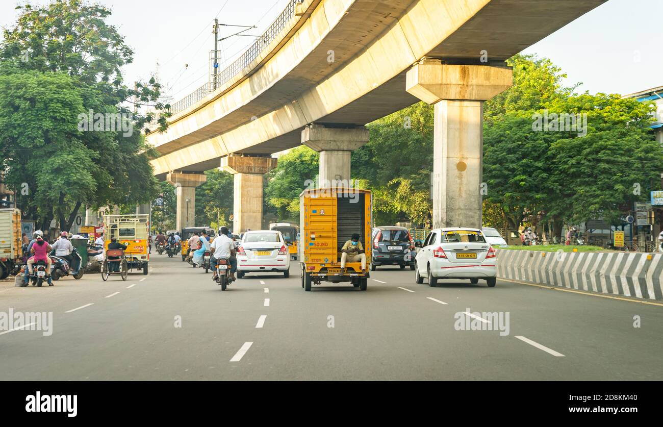 Verkehr auf Jawaharlal Nehru Road an einem Sonntagabend. Stockfoto