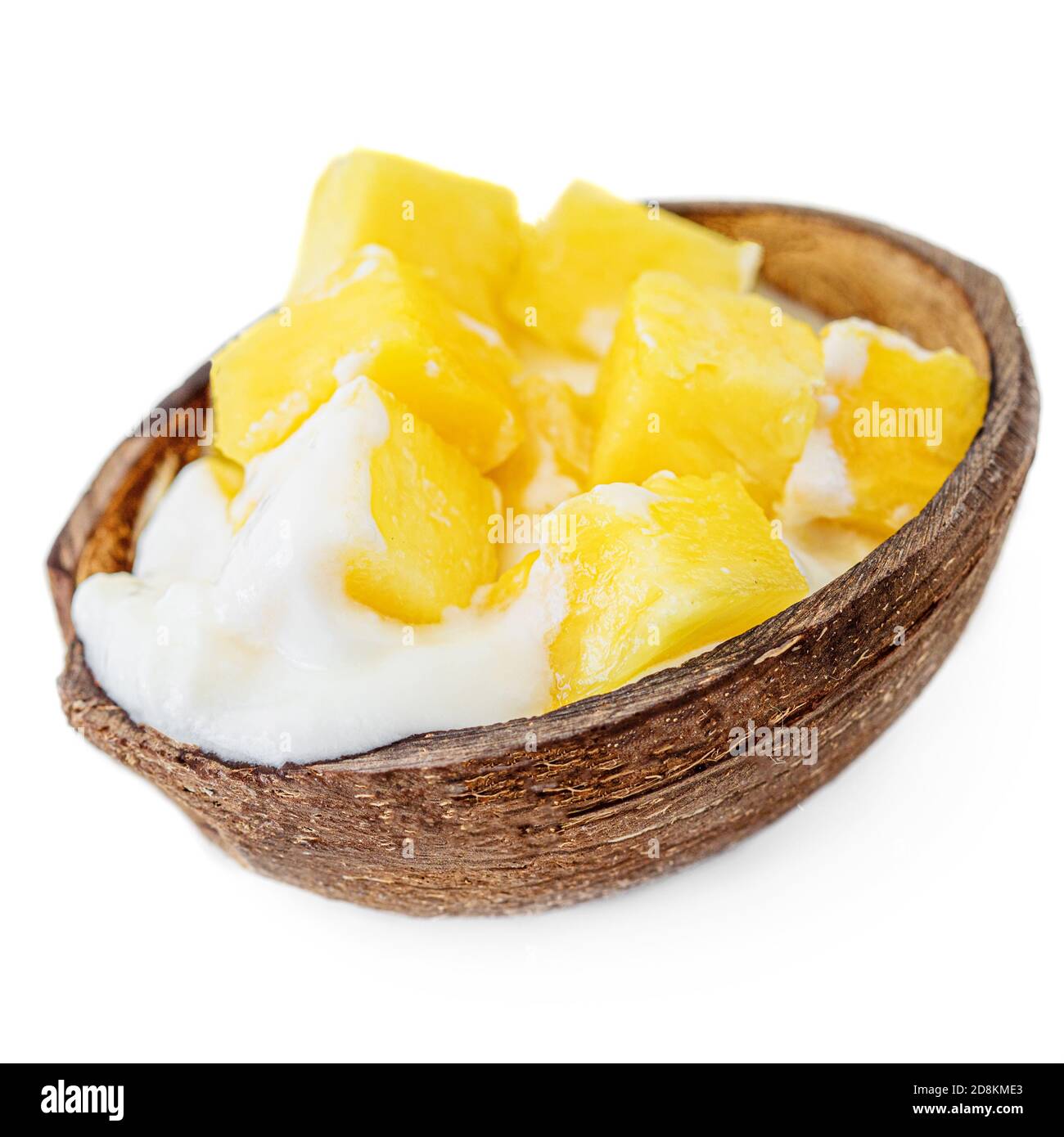 Exotic Dessert - Kokosnussjoghurt und süße Mango-Stücke. Gefrorenes Eis isoliert auf weißem Hintergrund Stockfoto