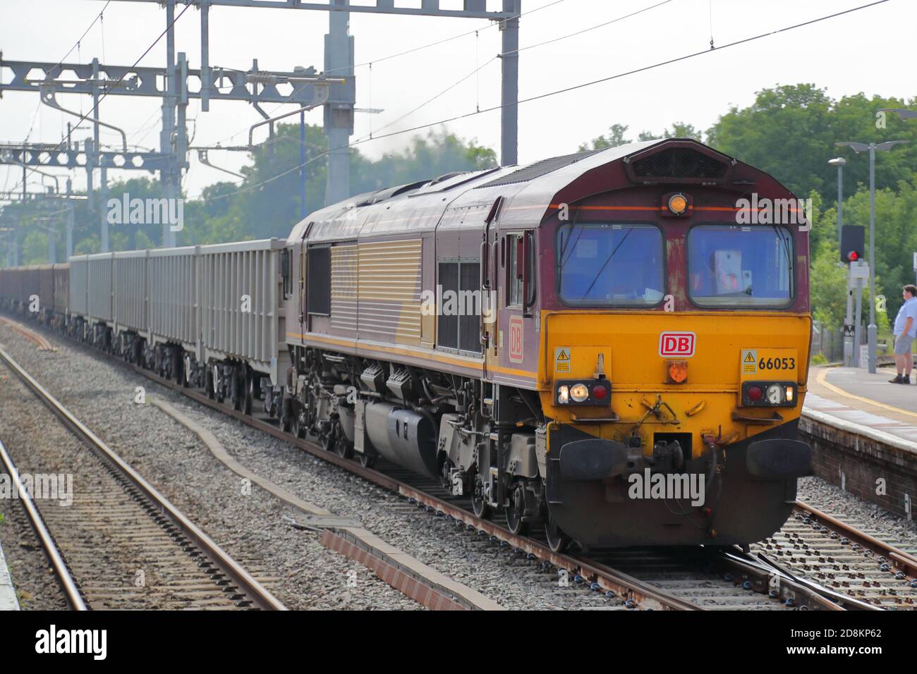 Ein Güterzug der Deutschen Bahn Klasse 66 mit Dieselantrieb am Bahnhof Twyford, Berkshire, Großbritannien Stockfoto
