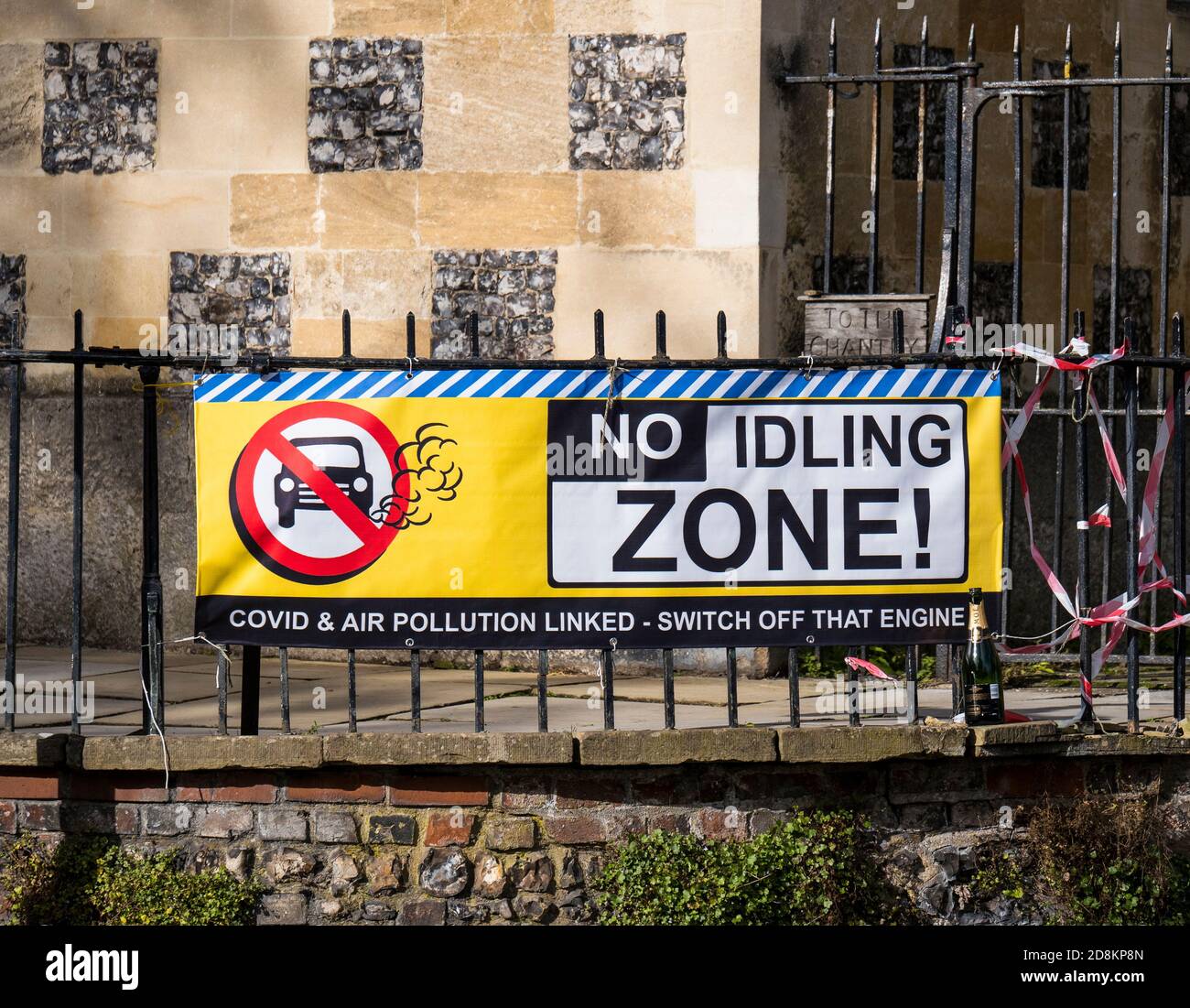 Schild für No Idling Zone, Making Link with Covid 19, Henley-on-Thames, Oxfordshire, England, UK, GB. Stockfoto