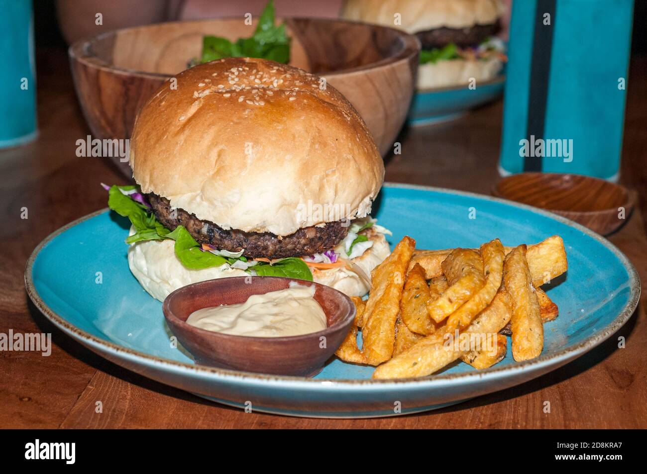 Veganer Burger mit Chips, Bali, Indonesien Stockfoto