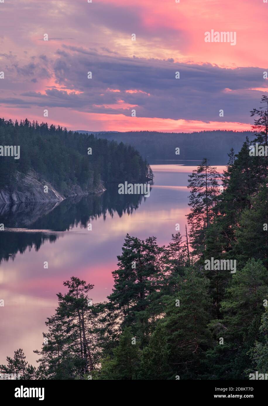 Malerische Wald- und Seenlandschaft mit ruhiger Stimmung und bunt Sonnenuntergang am Sommermorgen in Finnland Stockfoto