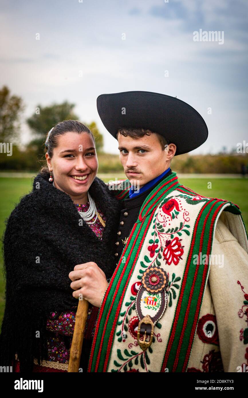 Junges Paar in traditioneller Kleidung aus Hortobagy, ländliches Ostungarn Stockfoto