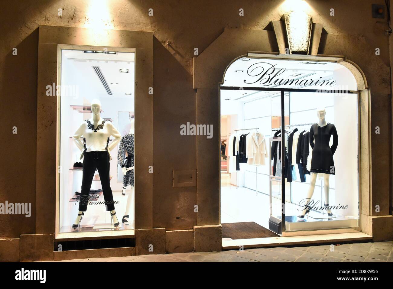 EINGANG ZUR BLUEMARINE FASHION BOUTIQUE Stockfoto