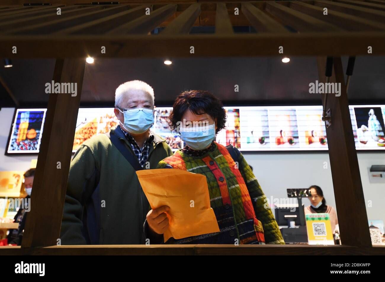 Chongqing, China. Oktober 2020. Kunden wählen Waren im China Western Consumption Poverty Linderung Center in Chongqing, Südwestchina, 31. Oktober 2020. Das 15,000 Quadratmeter große Zentrum besteht aus 11 Pavillons für die westlichen Provinzen und autonomen Regionen Chinas und 33 Pavillons für die Bezirke und Landkreise von Chongqing. Quelle: Wang Quanchao/Xinhua/Alamy Live News Stockfoto