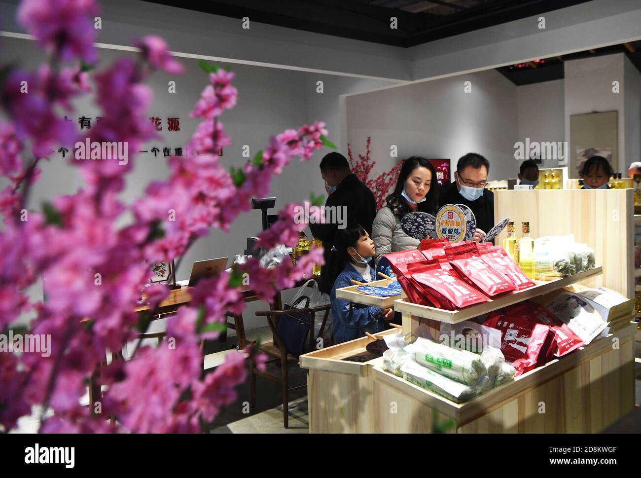 Chongqing, China. Oktober 2020. Kunden wählen Waren im China Western Consumption Poverty Linderung Center in Chongqing, Südwestchina, 31. Oktober 2020. Das 15,000 Quadratmeter große Zentrum besteht aus 11 Pavillons für die westlichen Provinzen und autonomen Regionen Chinas und 33 Pavillons für die Bezirke und Landkreise von Chongqing. Quelle: Wang Quanchao/Xinhua/Alamy Live News Stockfoto