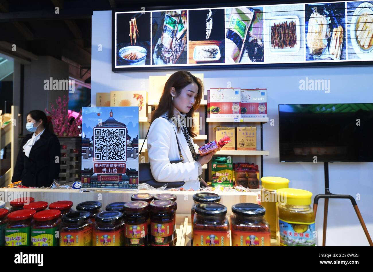 Chongqing, China. Oktober 2020. Ein Kunde wählt im China Western Consumption Poverty Linderung Center in Chongqing, Südwestchina, am 31. Oktober 2020 Waren aus. Das 15,000 Quadratmeter große Zentrum besteht aus 11 Pavillons für die westlichen Provinzen und autonomen Regionen Chinas und 33 Pavillons für die Bezirke und Landkreise von Chongqing. Quelle: Wang Quanchao/Xinhua/Alamy Live News Stockfoto